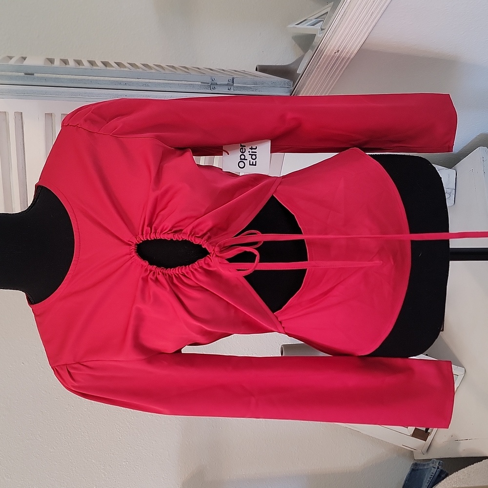 🆕️ Open Edit Cutout Ruched Blouse - Picture 2 of 9